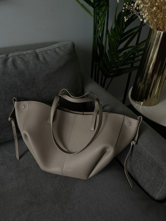 Flavia | Donna Borsa Strutturata con Arricciatura Laterale | Elegante e Funzionale